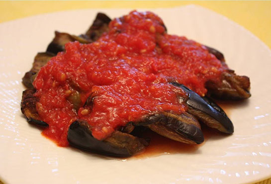 Domates Soslu Patlıcan Kızartması Tarifi ve Malzemeleri